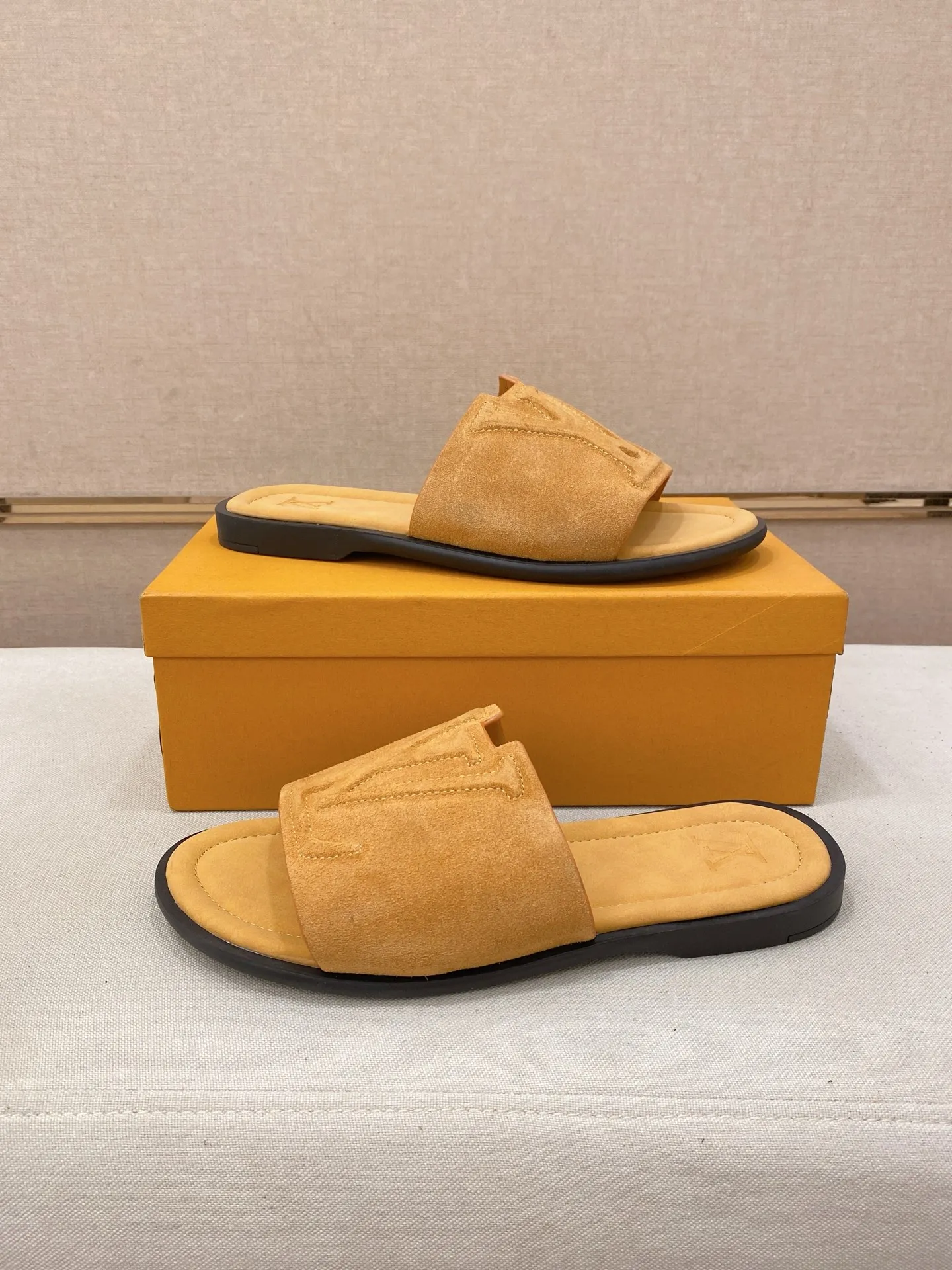 Men's shoes 💰: 340💰Made by LV🔍Top purchasing agents. Men's spring and summer slippers are available at the same counter. The uppers are imported cowhide from Italy, with logo graphics and high-quality craftsmanship. Soles: original soles specially provided by the original factory. Exclusive movable molded soles are super comfortable. Original goods follow orders. 🔍🔍High quality. You can enter and exit the counter at will. Welcome to compare. Size 38-44. Can be customized45